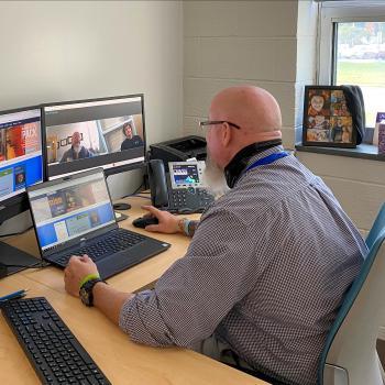 Advisor meeting with a student virtually