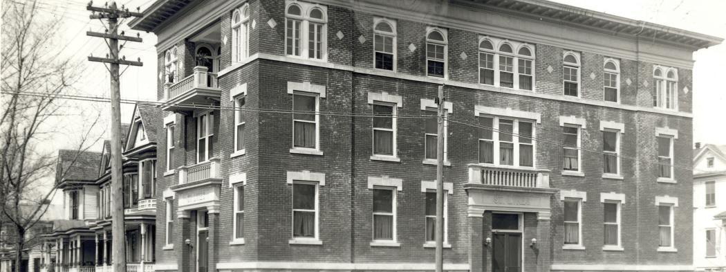 St. Luke's building in downtown New Bern with early-1900s cars parked outside